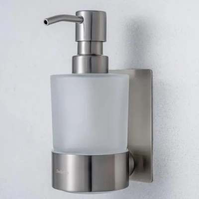 Abbildung von Dolvhin® Seifenspender Wandbefestigung ohne Bohren Milchglas Handseifenspender Edelstahl Pumpspender &amp; Wandhalterung Wandseifenspender zum Kleben Spülmittelspender 250ml Silber Grau