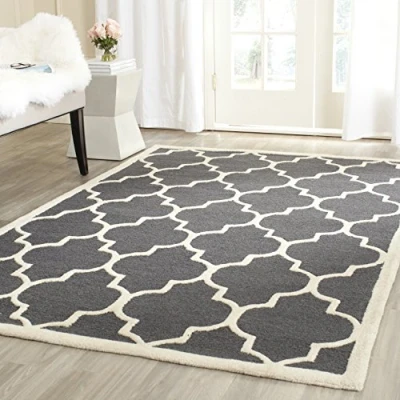 Abbildung von SAFAVIEH Geometrisch Teppich für Wohnzimmer, Esszimmer, Schlafzimmer Cambridge Collection, Kurzer Flor, Dunkelgrau und Elfenbein, 91 X 152 cm