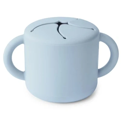 Abbildung von mushie Snackbecher Silikon Kinder Brotdose für Unterwegs Auslaufsicher &amp; Spülmaschinenfest Leicht zu halten Kleinkinder Hochwertige Langlebige Erstausstattung Babys Powder Blue