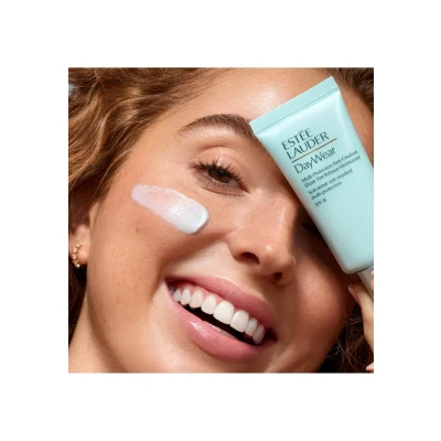 Abbildung von ESTÉE Lauder Daywear Sheer TINT Release Advanced Multiprotection Antioxidant Moisturizer SPF 15 Gesichtscreme, Damen, Größe: ml,