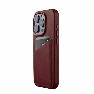 Abbildung von Mujjo Schutzhülle aus Leder, passend für iPhone 15 Pro, MagSafe kompatibel, Premium 3 Karten, verbesserter Schutz, recycelten Materialien, schlankes Profil, Burgunderrot
