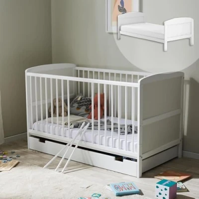 Abbildung von Babybett Kinderbett 70x140 mit Schublade Umbaubares Gitterbett höhenverstellbar &amp; herausnehmbare Sprossen optional Matratze Weiss Vollholz Kiefer Made in Europe