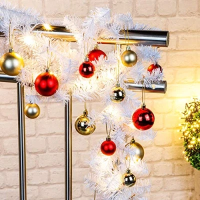 Abbildung von Spetebo LED Girlande Weihnachts + Christbaumkugeln weiß, 80 flammig, Künstliche Tannengirlande 5 m Länge