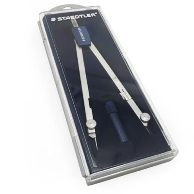 Abbildung von Staedtler 559 C02 ST Zirkel Set (exakt und präzise, abknickbarer Bleischenkel Nadelschuh, mit Messingzirkel, Ersatzteildose zusätzlicher 2mm Nadel im Klappetui)