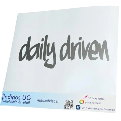 Abbildung von INDIGOS UG Aufkleber Autoaufkleber JDM Die Cut Auto 210x70 mm Daily Driven Silber Heckscheibe Heckscheibenaufkleber Sticker Tuning