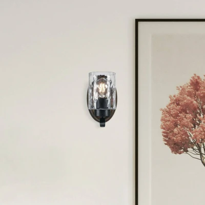 Abbildung von 63316 Einflammige Wandleuchte Barnwell von Westinghouse Lighting, Ausführung in strukturiertem Eisen und Scheunenholznachbildung mit Akzenten Klarglas Hammerschlagoptik