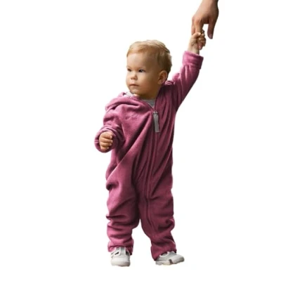 Abbildung von Hoppediz Baby Overall aus Fleece, extra lange Beine perfekt für die Babytrage, Umschlagbündchen an Händen und Füßen beere 56 62