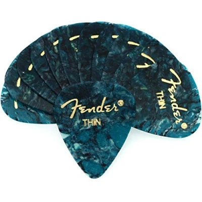 Abbildung von Fender 351 Shape Premium Plektren (12 Stück) für E Gitarre, Akustikgitarre, Mandoline und Bass Thin Türkis (Ozean)