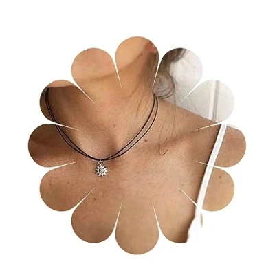 Abbildung von Yheakne Boho Geschichtete Wildleder Chokerhalskette schwarze Samthalskette Kurze Sonne Anhänger Halskette Doppelschichtige Kordelhalskette Kette Schmuck für Frauen und Mädchen