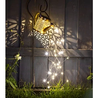 Abbildung von Spetebo LED Solar Gießkanne mit Erdspieß 21 x 16 cm Garten Deko Beleuchtung 40 in warm weiß beleuchtet Dekorative Laterne Draht Lichterkette Sternendusche Lichtspiel