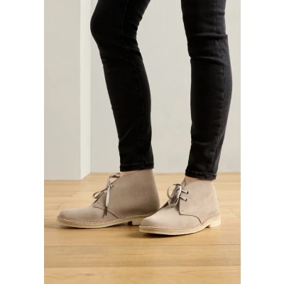 Abbildung von Clarks Originals Desert BOOT Sportlicher Schnürer, Damen, Größe: 37, Sand Schafsleder
