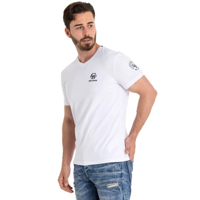 Abbildung von Cipo &amp; Baxx V Shirt, mit Markenlabel in Samt Optik