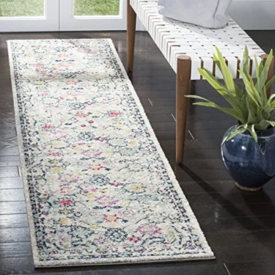 Abbildung von SAFAVIEH Traditionell Teppich für Wohnzimmer, Esszimmer, Schlafzimmer Madison Collection, Kurzer Flor, Hellgrau und Fuchsia, 61 X 244 cm