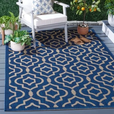 Abbildung von SAFAVIEH Geometrisch Teppich für Wohnzimmer, Esszimmer, Schlafzimmer Wasserdicht Courtyard Collection, Kurzer Flor, Marine und Beige, 160 X 231 cm