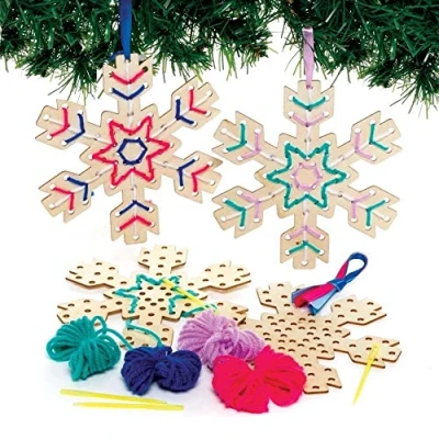 Abbildung von Baker Ross FE863 Schneeflocken Kreuzstich Holz Bastelsets für Kinder 5er Pack, Basteln Kinder, Einführung Nähen und pädagogisches