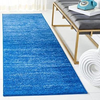 Abbildung von SAFAVIEH Modern Teppich für Wohnzimmer, Esszimmer, Schlafzimmer Adirondack Collection, Kurzer Flor, Hellblau und Dunkelblau, 76 X 244 cm