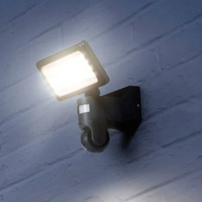 Abbildung von LEDVANCE SMART+ WIFI FLOOD AUTO CAM 20cm LED Fluter mit Bewegungs und Tageslichtsensor, HD Kamera, integrierter Fernsprecheinrichtung, Alarm Funktion, 23 W, 3000 K, 2000 Lumen, IP 44