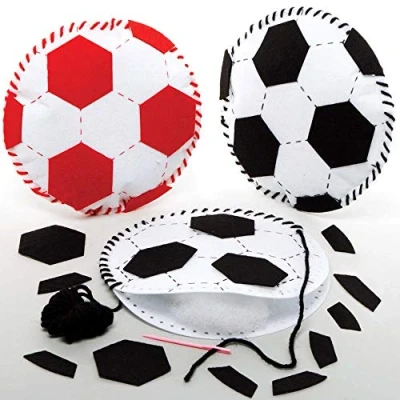 Abbildung von Baker Ross FE464 Fußballkissen Nähsets 2 Stück, Nähset für Kinder, kreative Aktivitäten ideales Kunst und Bastelprojekt