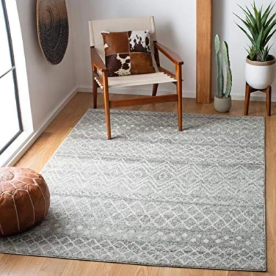 Abbildung von SAFAVIEH Boho Teppich für Wohnzimmer, Esszimmer, Schlafzimmer Madison Collection, Kurzer Flor, Silber und Elfenbein, 155 X 229 cm