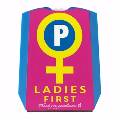 Abbildung von Venussymbol Ladies First Parkscheibe in Pink Gelb mit 2 Einkaufswagenchips Eiskratzer Wasserabstreifer und Einkaufswagen Chips parken Auto Parkplatz Parkhaus