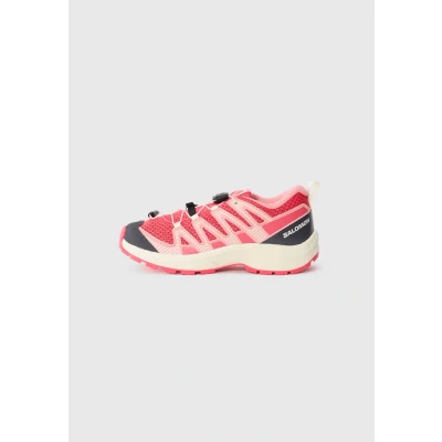 Abbildung von Salomon Junior XA PRO V8 J Rouge Red/Almon, Vielseitige Wanderschuhe für Komfort, Ideal Wandern und Trailrunning bei Outdoor Abenteuern. 35