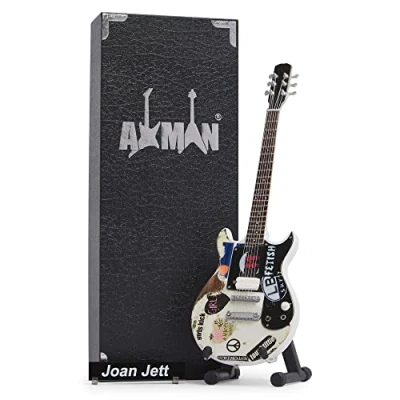 Abbildung von Axman Joan Jett Miniatur Gitarren Nachbildung Musikgeschenke Handgefertigte Ornamente im Maßstab 1/4 inklusive Displaybox, Namensschild und Gitarrenständer