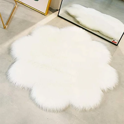 Abbildung von QINGLOU Faux Lammfell Schaffell Teppich (60 x 60 cm) Wohnzimmer Schlafzimmer Kinderzimmer/Als Bett Vorleger oder Matte für Stuhl Sofa (Weiß, 60cm)
