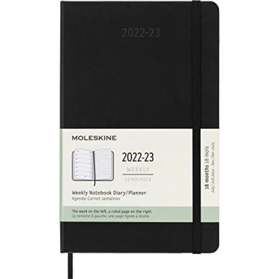 Abbildung von Moleskine 18 Monate Tagesplaner, Terminkalender 2022/2023, Tagesplaner im Festen Einband und Gummibandverschluss, Maß Large 13 x 21 cm, Farbe: Schwarz
