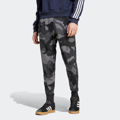 Abbildung von adidas Sportswear Seasonal Essentials Camouflage Jogginghose, Herren, Größe: Small, Black