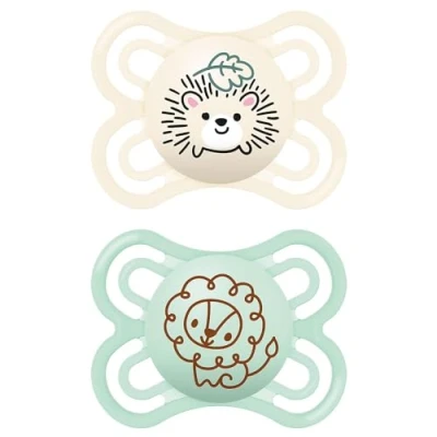 Abbildung von MAM Perfect Schnuller im 2er Set, für eine gesunde Zahn und Kieferentwicklung, Baby aus nachhaltigen &amp; bio erneuerbaren Materialien, mit Schnullerbox, 0 6 Monate, Igel/Löwe
