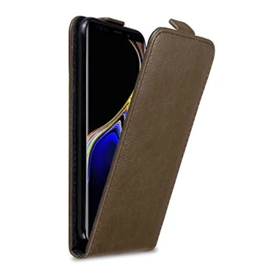 Abbildung von Cadorabo Hülle kompatibel mit Samsung Galaxy Note 9 Flip Design aus Premium Kunst Leder Klappbare Stoßfeste Magnetische Cover für Tasche in Braun