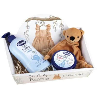 Abbildung von Striefchen® Baby Geschenkset Geschenkkorb mit Namen des Kindes Geschenk zur Geburt oder Taufe (Kleid)