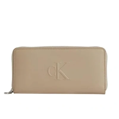 Abbildung von Calvin Klein Sculpted Zip Around Wallet NA Black