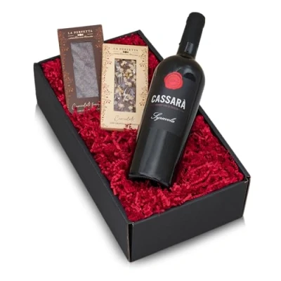 Abbildung von The Wine Guys Präsentkorb „SCHOKOLADENLIEBE“ mit Wein und Schokolade in einem schönen Geschenkkarton Italienischer Rotwein Zimt Zartbitterschokolade als Geschenkset
