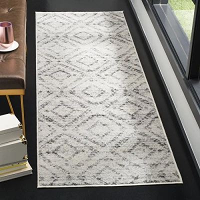 Abbildung von SAFAVIEH Modern Teppich für Wohnzimmer, Esszimmer, Schlafzimmer Adirondack Collection, Kurzer Flor, Hellgrau und Grau, 76 X 244 cm