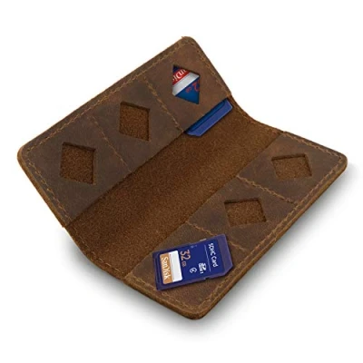 Abbildung von MegaGear SD Kartenhalter, Leder, Braun