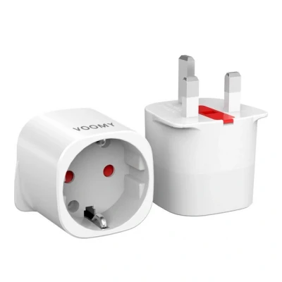 Abbildung von Voomy Travel Y4 Reiseadapter Steckertype G zu weltweit mit UK Steckern, 1 USB C, A, AC, Schutzkontakt und Überspannungsschutz