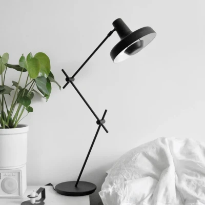 Abbildung von GRUPA Arigato Tischlampe, dreiteiliger Arm schwarz