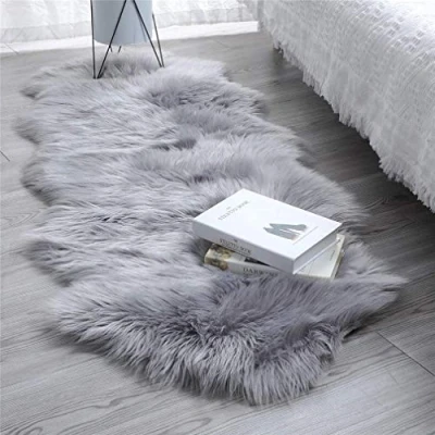 Abbildung von HLZDH Faux Lammfell Schaffell Teppich Kunstfell Dekofell in Super weich Lammfellimitat Longhair Fell Optik Nachahmung Wolle Bettvorleger Sofa Matte(60 x 160 cm, Grau)