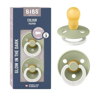 Abbildung von BIBS Colour Glow Schnuller 2er Pack. BPA frei. Leuchtet im Dunkeln. Kirschform Nippel. Naturkautschuk/Latex. Hergestellt in Dänemark. Größe 2 (6 18 Monate). Sage Glow/Vanilla