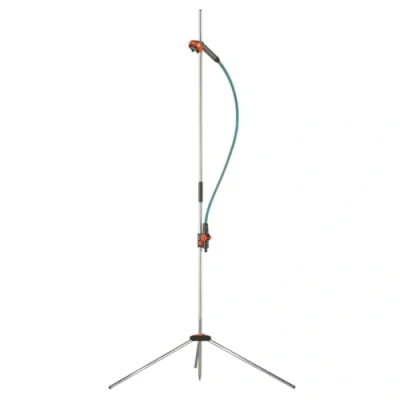 Abbildung von Gardena Gartendusche trio: Dusche mit 2 Strahlarten (Brausestrahl/Sprühnebel), Wassermenge regulierbar, abnehmbarer Brausekopf 1,3 m Verbindungsschlauch, Dreibein Stativ, Höhenverstellung (960 20)