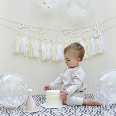 Abbildung von Ginger Ray Neutral First Birthday Cake Smash Decorations Kit with Hat, Bunting, Garland and 5 Confetti Balloons