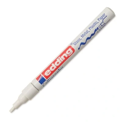 Abbildung von edding 753 Glanzlackmarker Kalligrafie weiß 1 Lackmarker Kalligrafiespitze 2,5 mm Lackstift für Glas Stein Kunststoff Papier wasserfest, stark deckend Bullet Journals, Hand Lettering