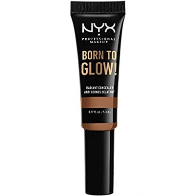 Abbildung von NYX Professional Makeup Born to Glow Radiant Concealer, Schillerndes Finish, Reduktion von Augenringen, Highlighten und Contouring, Vegane Formel, Farbton: Mahogany