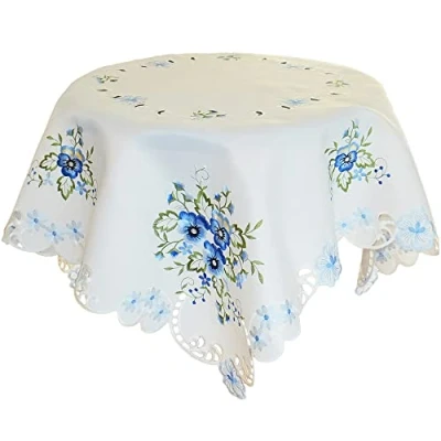 Abbildung von matches21 Tischdecke Mitteldecke Stiefmütterchen Blumen Frühling Tischwäsche weiß Stick blau 1 STK 110x110 cm Polyester