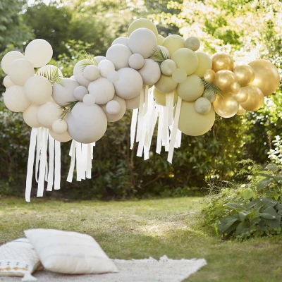 Abbildung von Ballonbogen DIY Green, Creme, Grau und Gold Chrom pro Kit