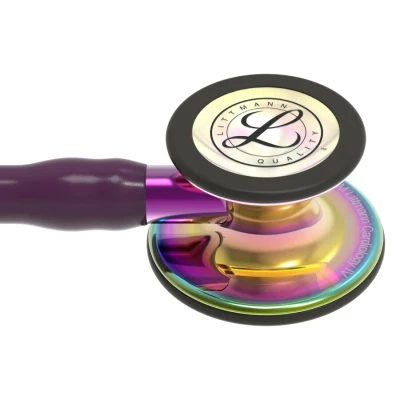 Abbildung von 3M Littmann Cardiology IV Stethoskop, hochglänzendes, regenbogenfarbenes Bruststück, pflaumefarbener Schlauch, violetter Schlauchanschluss und schwarzer Ohrbügel, 6239