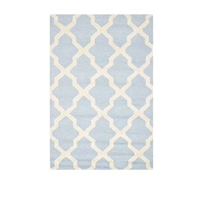 Abbildung von SAFAVIEH Geometrisch Teppich für Wohnzimmer, Esszimmer, Schlafzimmer Cambridge Collection, Kurzer Flor, Hellblau und Elfenbein, 122 X 183 cm