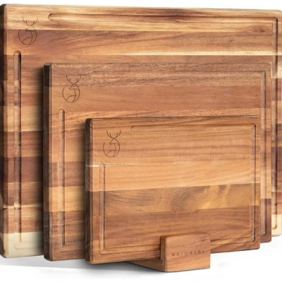 Abbildung von Waldwerk Schneidebrett 3er Set (40x30 / 33x24 26x18cm) aus massiver Akazie , (Schneidebretter mit Brettständer, 3 St), 2cm dicke Holzbretter Saftrille Design