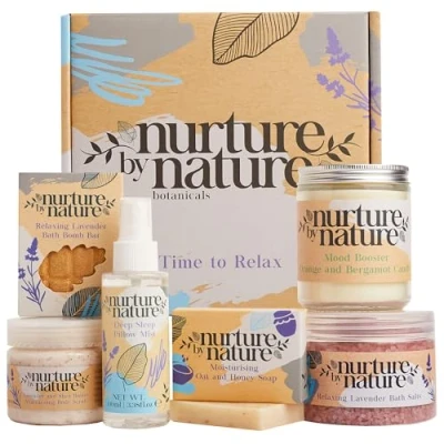 Abbildung von Nurture by Nature RELAX Box, Geschenkset für Frauen, Lavendel Kissennebel, Badesalz, Badebombe, Kerze und mehr, Beauty Geschenksets, Wellness Geschenke Frauen